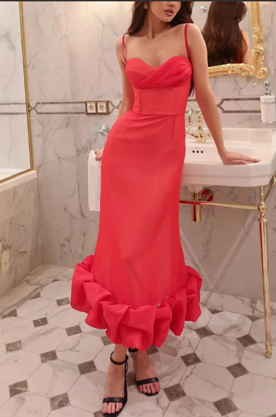 🥰 Keresel egy lenyűgöző nőies ruhát különleges alkalmakra? 👗 Vállpánt nélküli, fodros, sellőfazonú ruha
