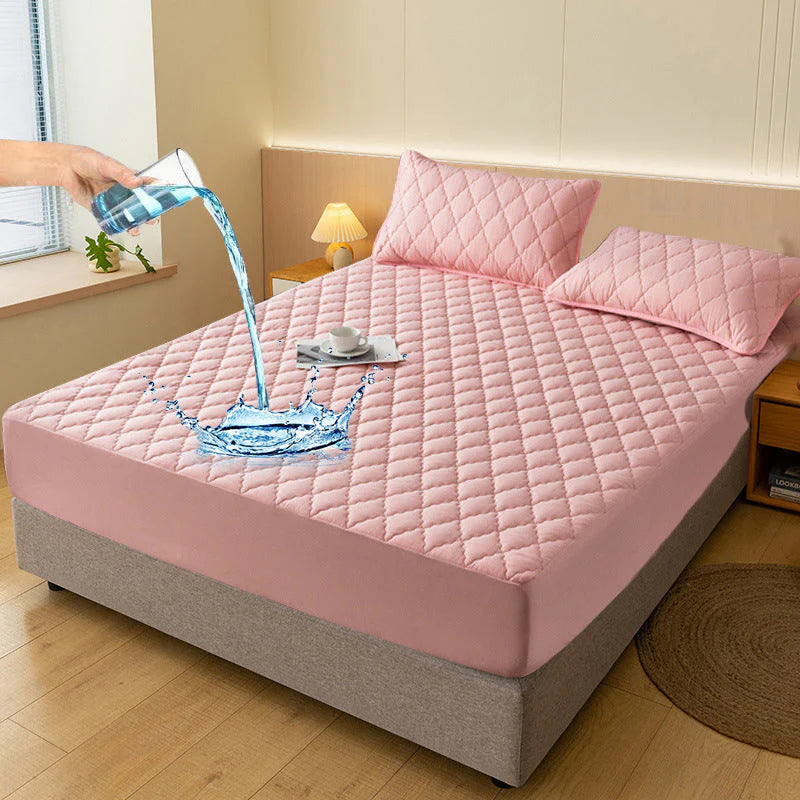 Benne vagy az ágynemű védelmében, és nem akarod, hogy foltok vagy nedvesség tönkretegyék a matracodat? 😌 🛏️ Vízálló, bélelt matracvédő és párnahuzat szett