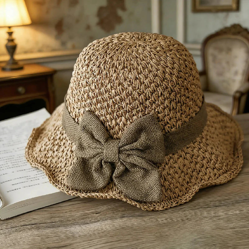 Keresed a tökéletes nyári kalapot, ami véd a naptól és stílusos is egyszerre? ☀️ 🏖️👒 Elegáns, fonott szalmakalap masnival