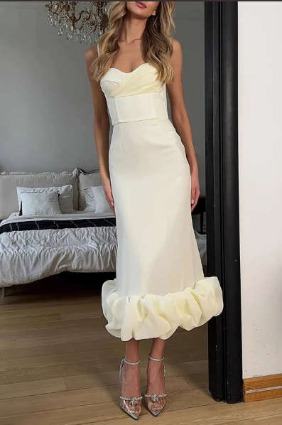 🥰 Keresel egy lenyűgöző nőies ruhát különleges alkalmakra? 👗 Vállpánt nélküli, fodros, sellőfazonú ruha