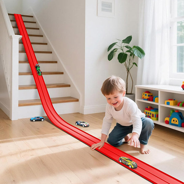 Saját kezűleg összeszerelt puha pályás versenyautó tehetetlenséggel és hátrahúzással